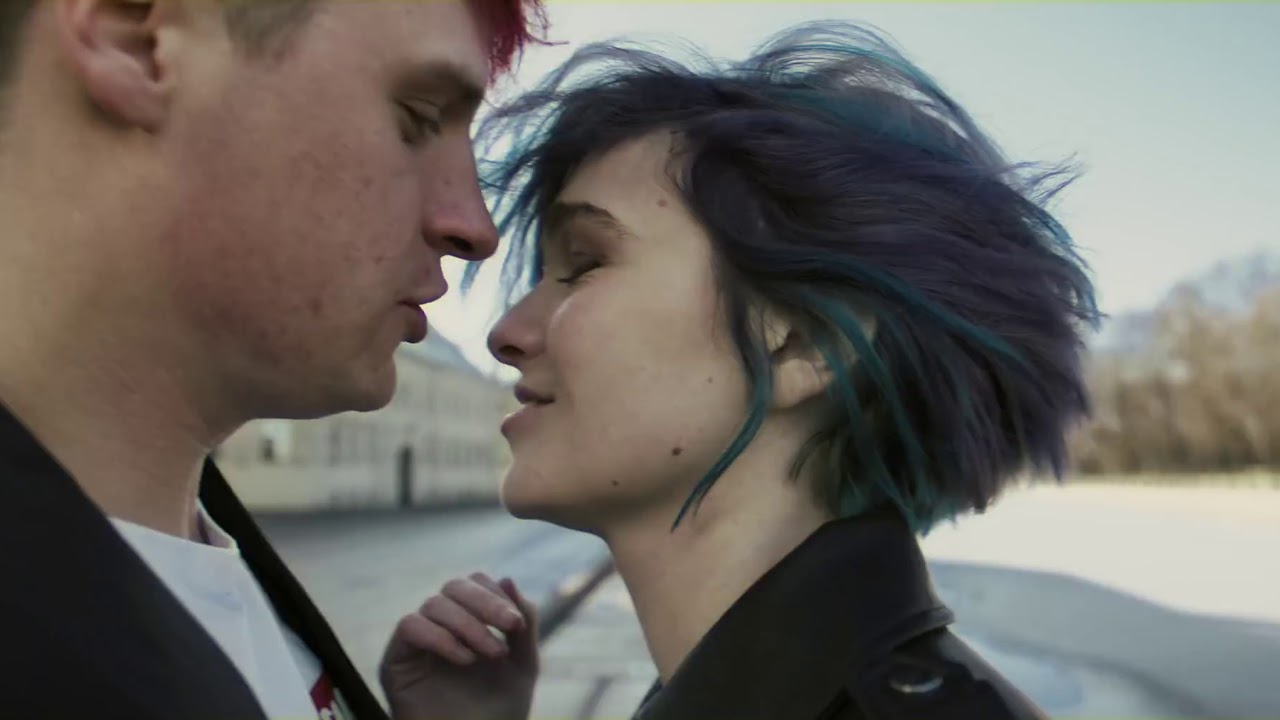 Девочка с каре