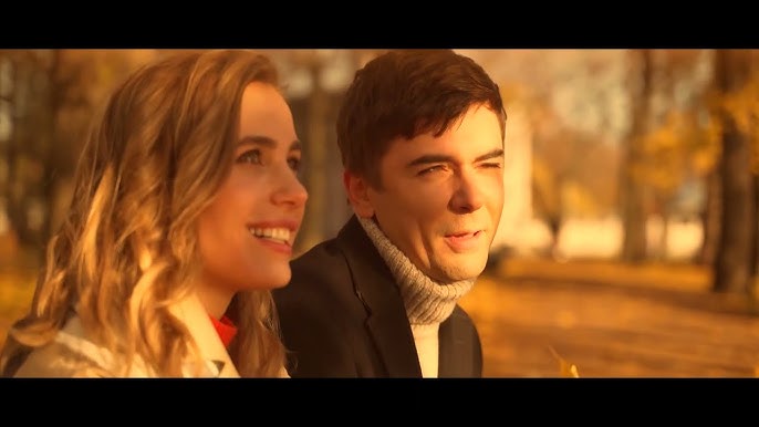 Заметает листья снег