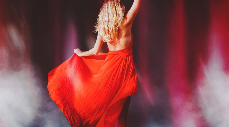 Богиня в красном